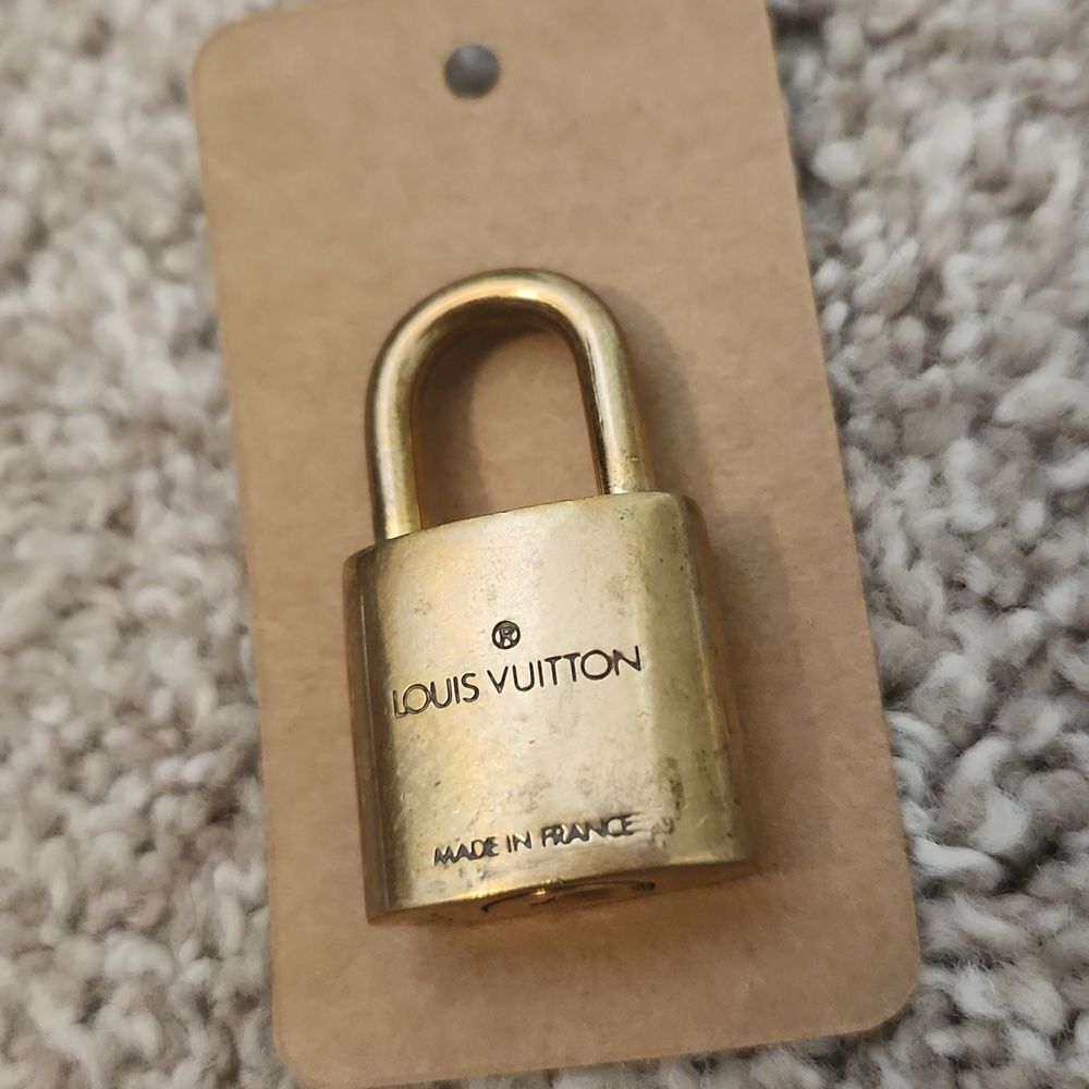Louie Vuitton Lock 302 - Picture 2 of 4